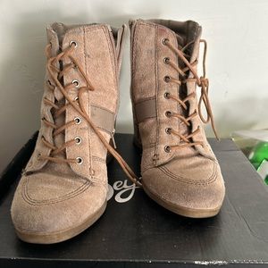 Naturalizer suede hardly used confortable zip up ankle booties